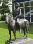 906434 Afbeelding van het bronzen beeldhouwwerk 'Pony met kind' van Ek van Zanten (1933) uit 1965, geplaatst bij de PC ...